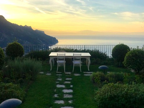Terrazza del giardino di Villa Margherita affacciata sulla Costiera Amalfitana