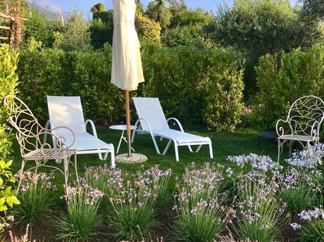 Area relax all’aperto nel giardino di Villa Margherita