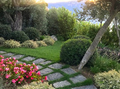 Percorso nel giardino di Villa Margherita al tramonto