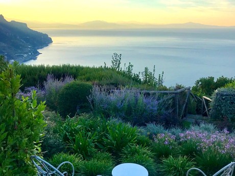 Area di seduta nel giardino di Villa Margherita con vista sul mare