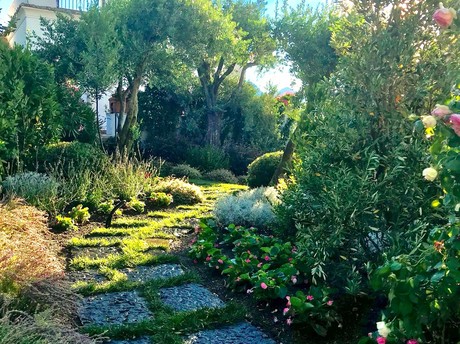 Percorso in pietra nel giardino di Villa Margherita